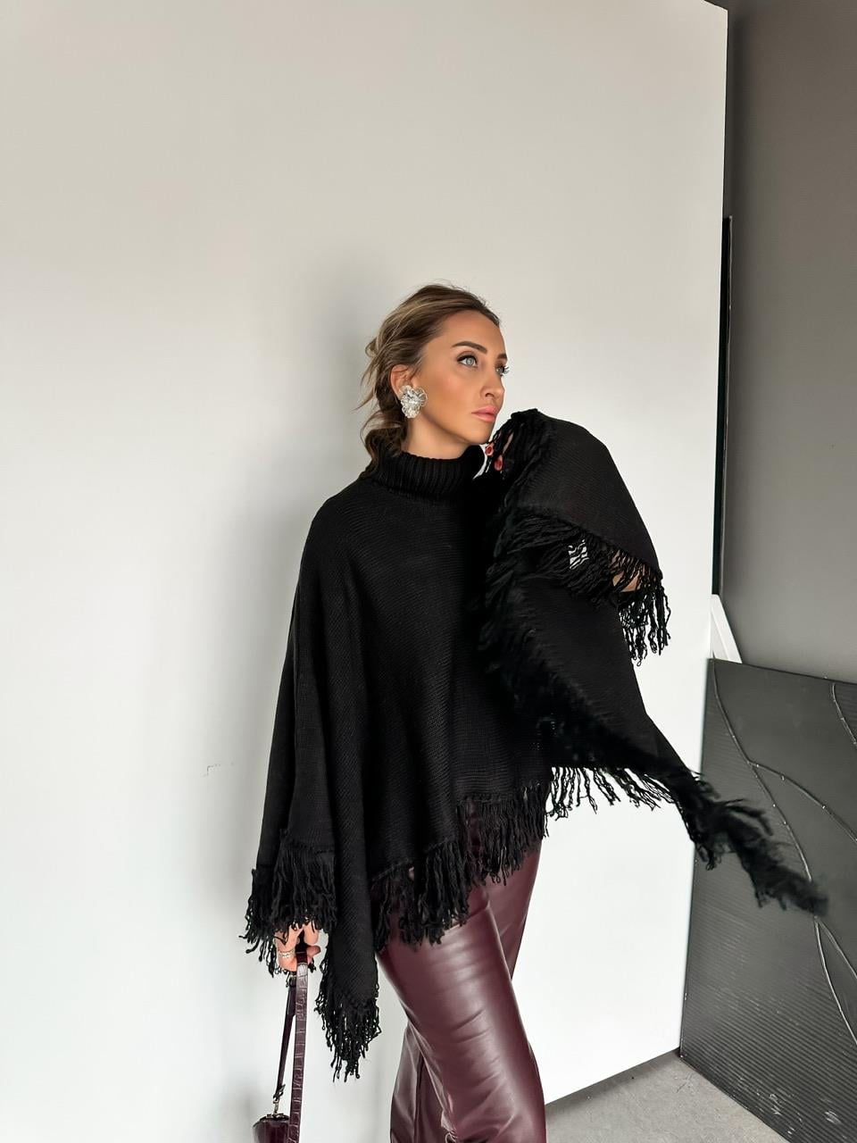 Siyah Püsküllü Panço