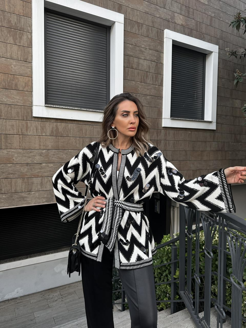 Siyah Zikzak Pullu Hırka