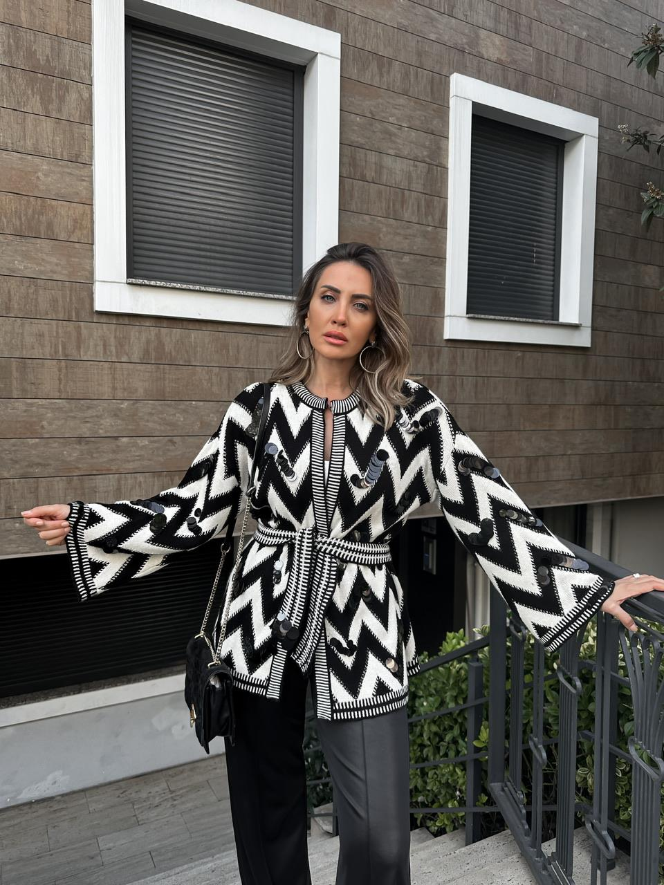 Siyah Zikzak Pullu Hırka