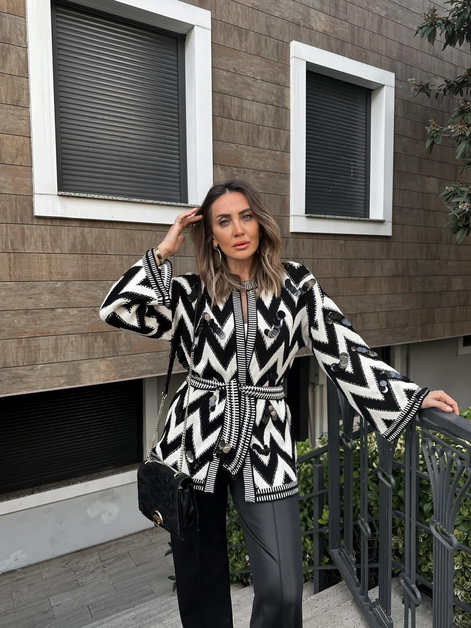 Siyah Zikzak Pullu Hırka