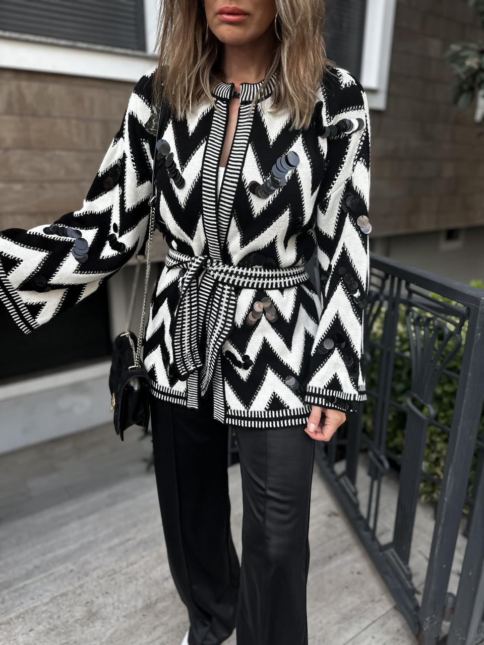 Siyah Zikzak Pullu Hırka