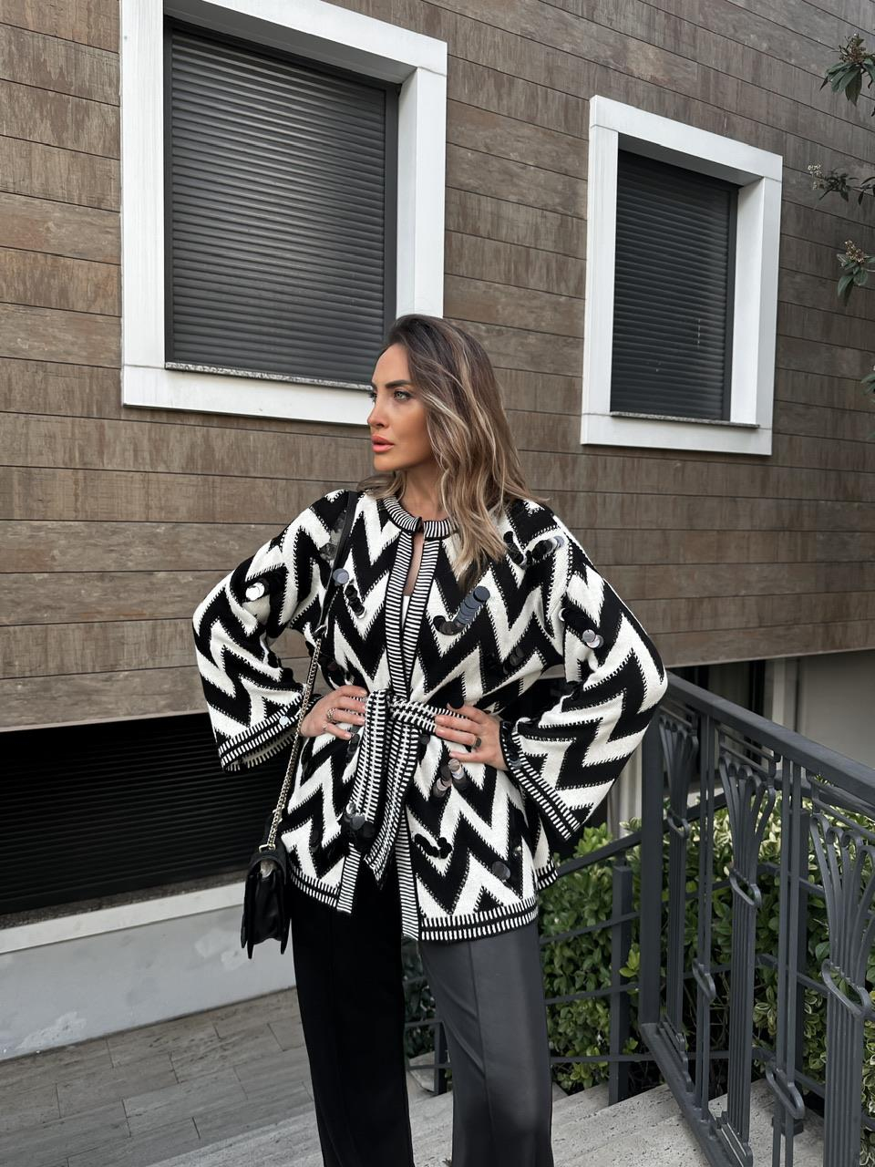 Siyah Zikzak Pullu Hırka