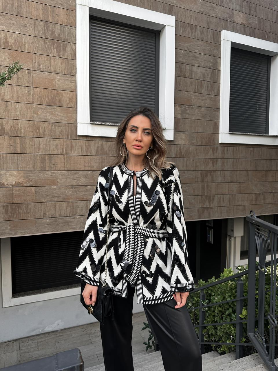 Siyah Zikzak Pullu Hırka