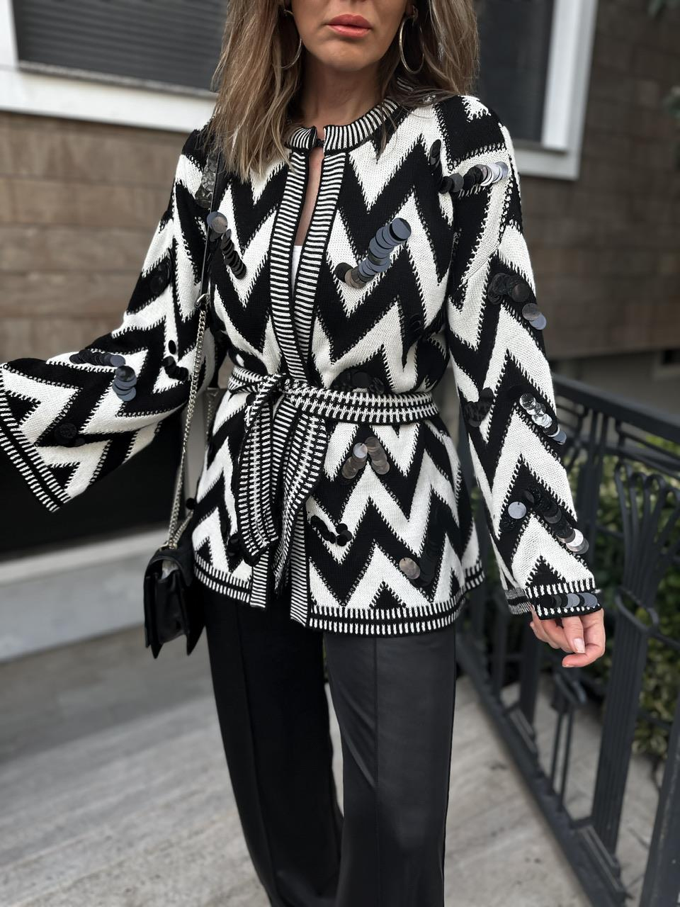 Siyah Zikzak Pullu Hırka