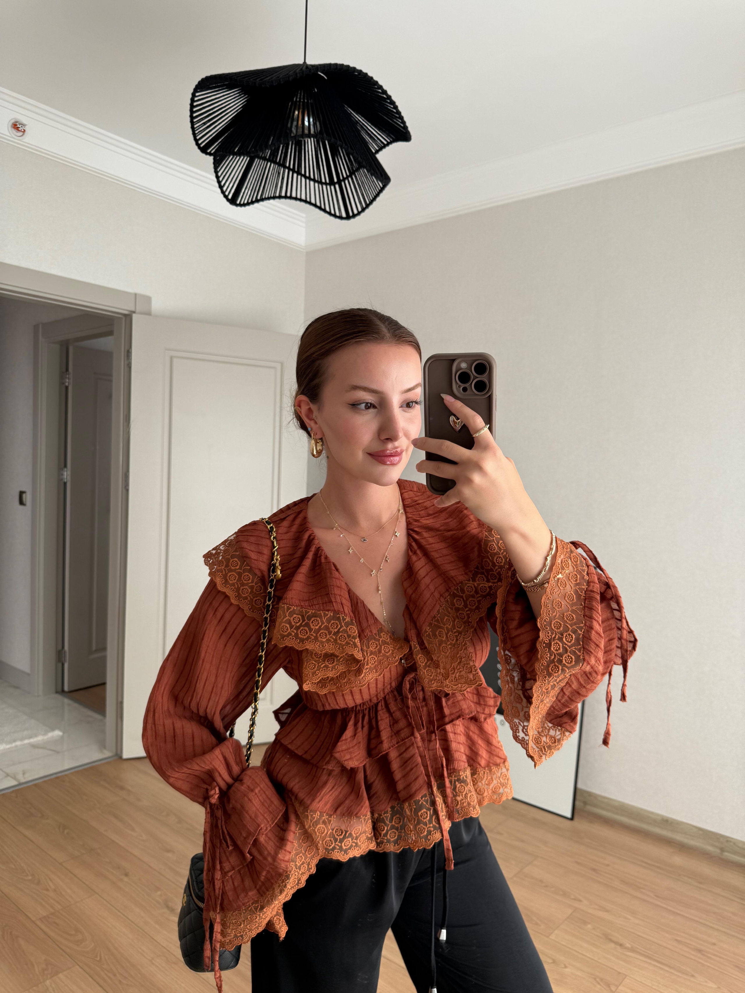 ÜST GİYİMECMEL BAŞARANDantelli Fırfırlı Bohem Kahve Bluz