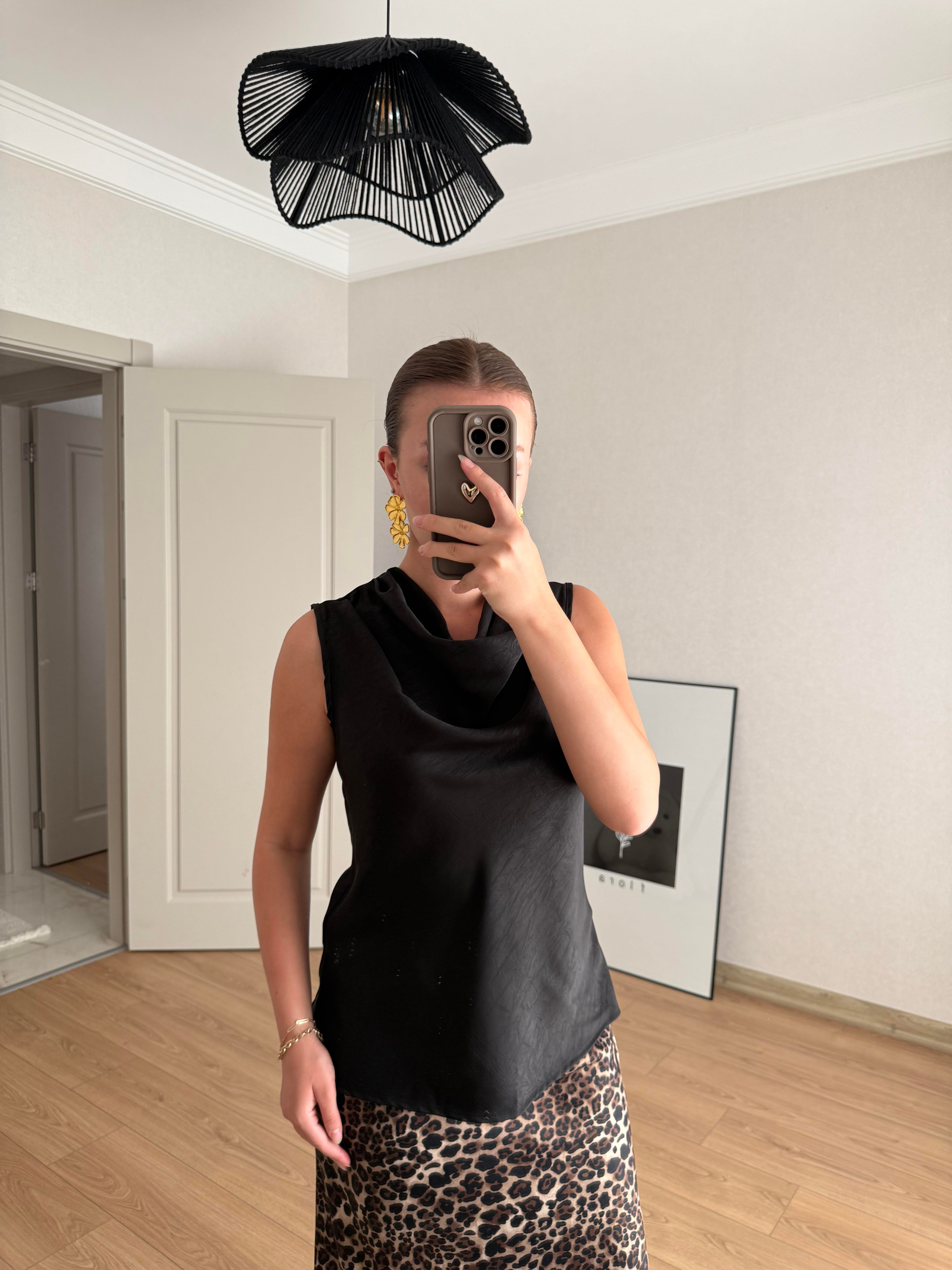 ÜST GİYİMECMEL BAŞARANDegaje Yaka Siyah Saten Bluz