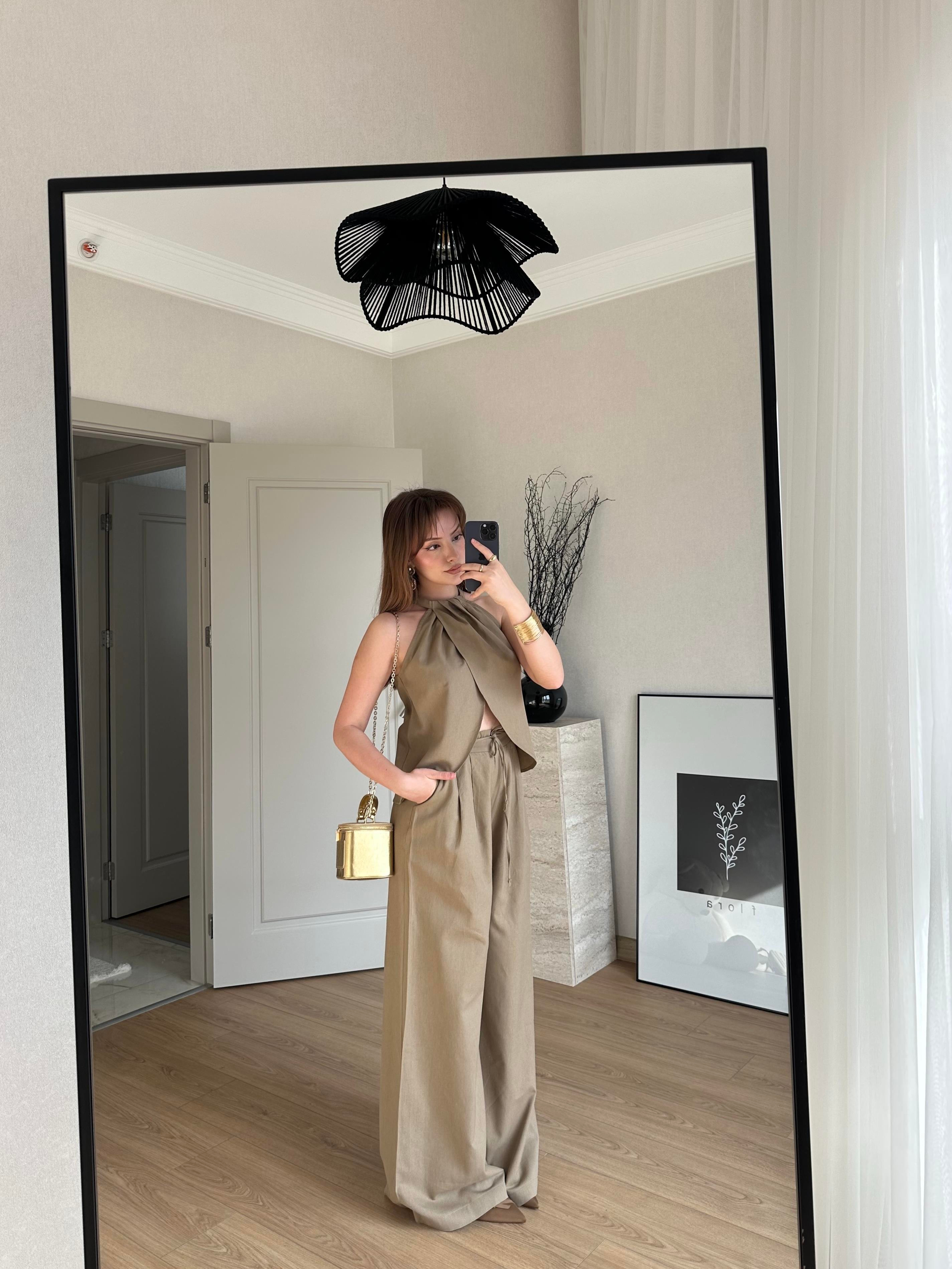 TAKIMECMEL BAŞARANHalter Yaka Kruvaze Bluz ve Pantalon Takım Kahverengi
