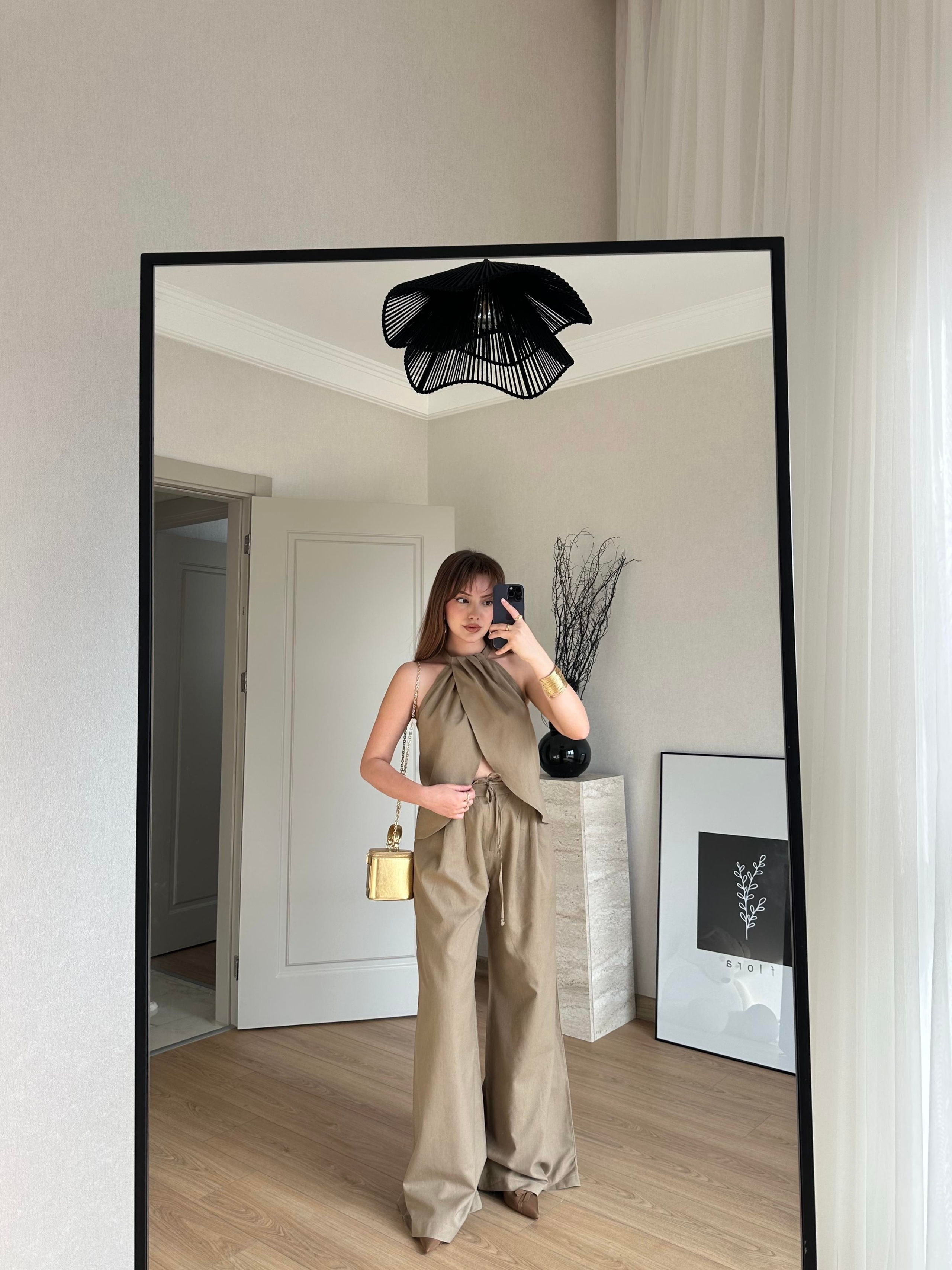 TAKIMECMEL BAŞARANHalter Yaka Kruvaze Bluz ve Pantalon Takım Kahverengi