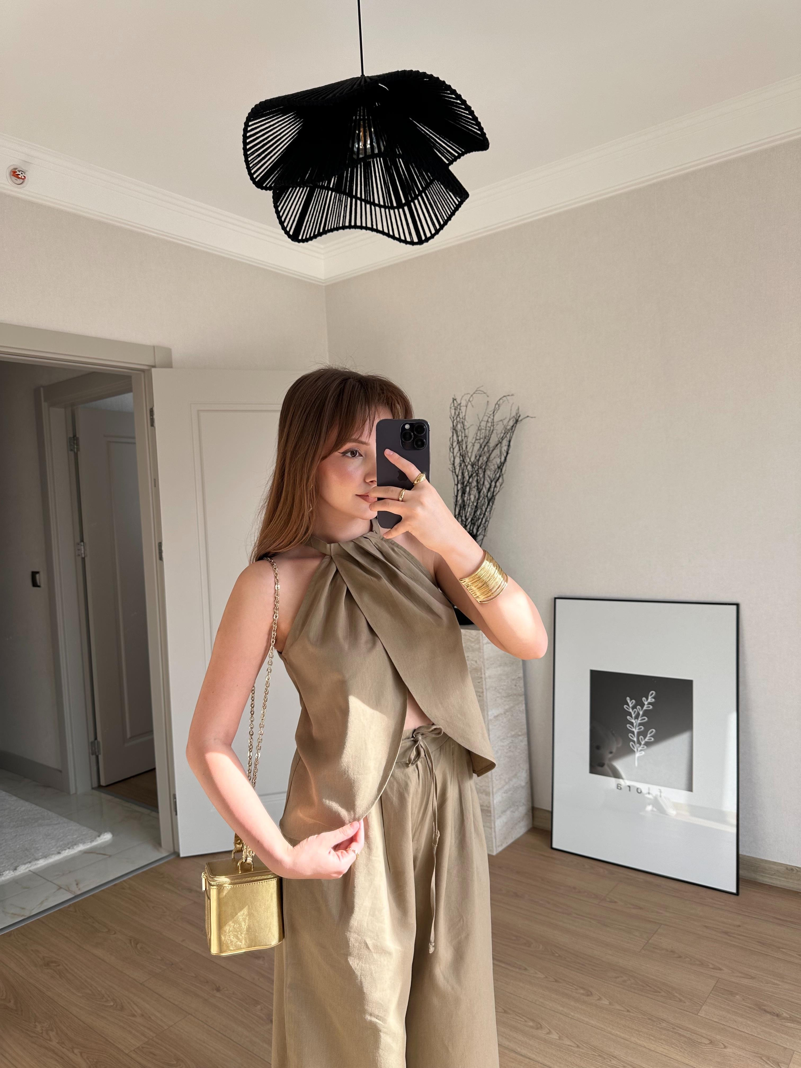 TAKIMECMEL BAŞARANHalter Yaka Kruvaze Bluz ve Pantalon Takım Kahverengi