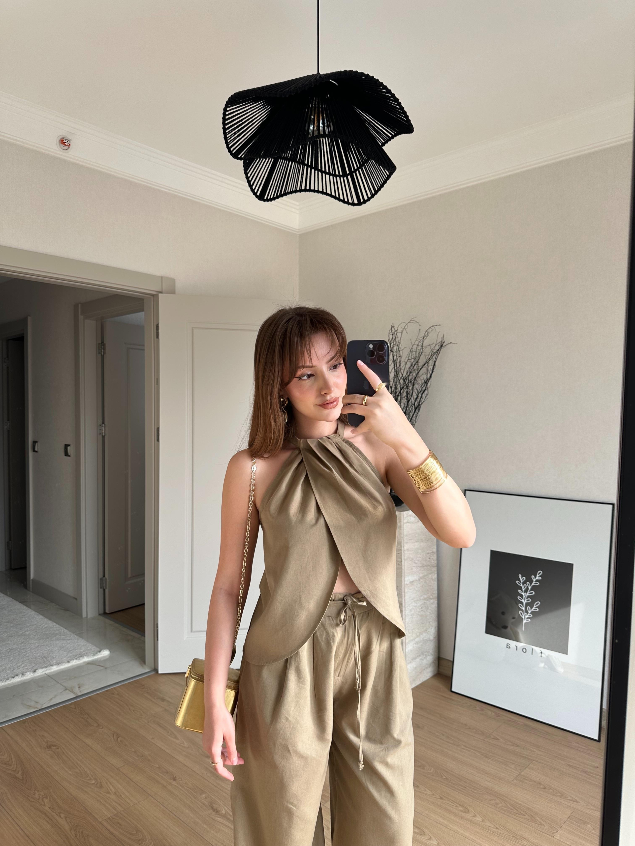 TAKIMECMEL BAŞARANHalter Yaka Kruvaze Bluz ve Pantalon Takım Kahverengi