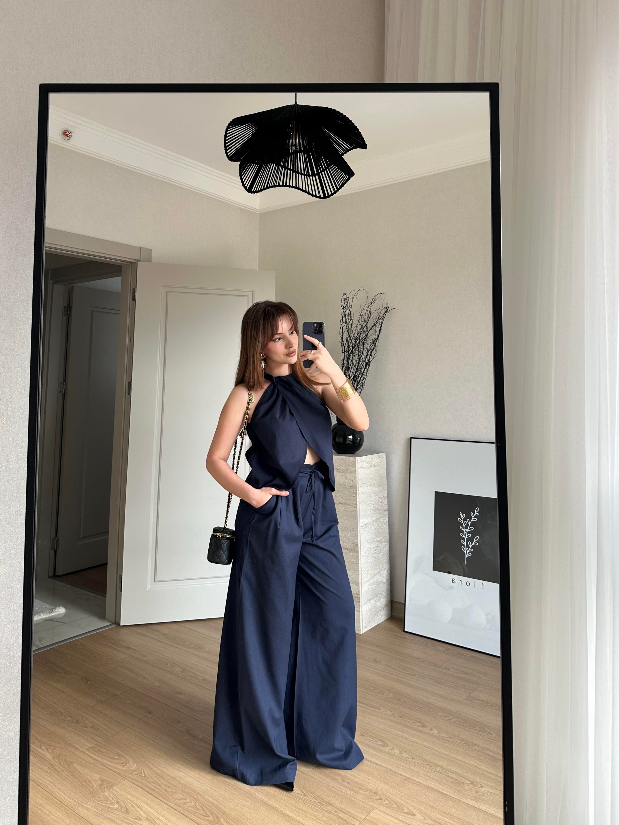 TAKIMECMEL BAŞARANHalter Yaka Kruvaze Bluz ve Pantalon Takım Lacivert