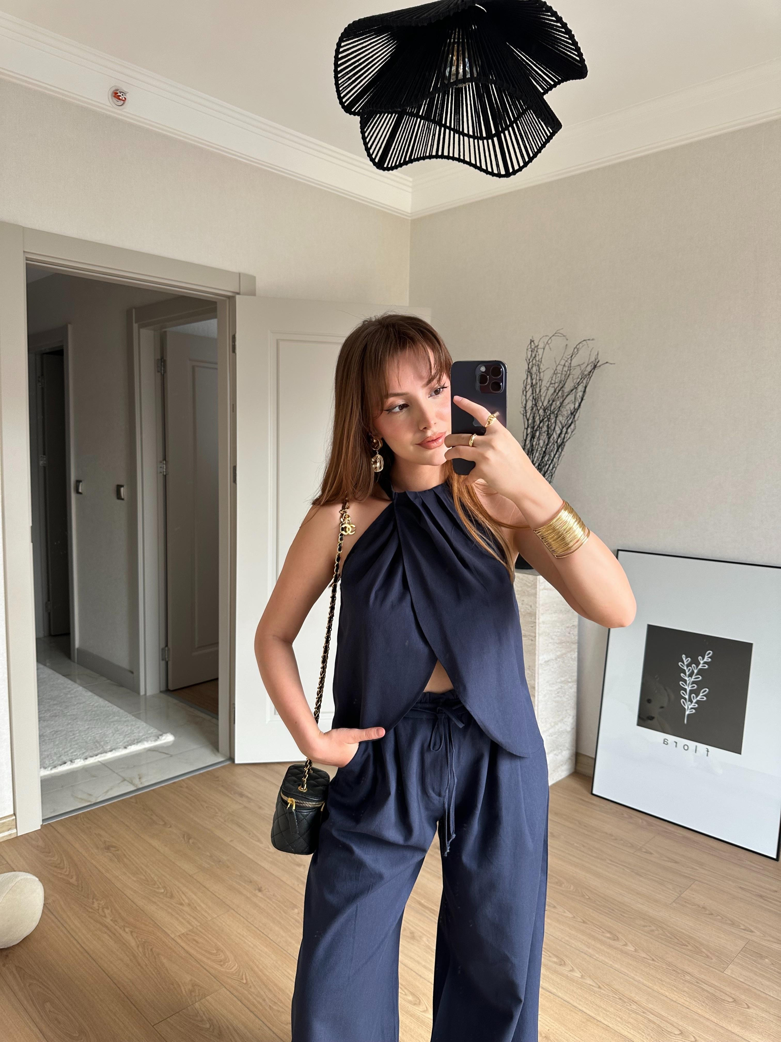 TAKIMECMEL BAŞARANHalter Yaka Kruvaze Bluz ve Pantalon Takım Lacivert