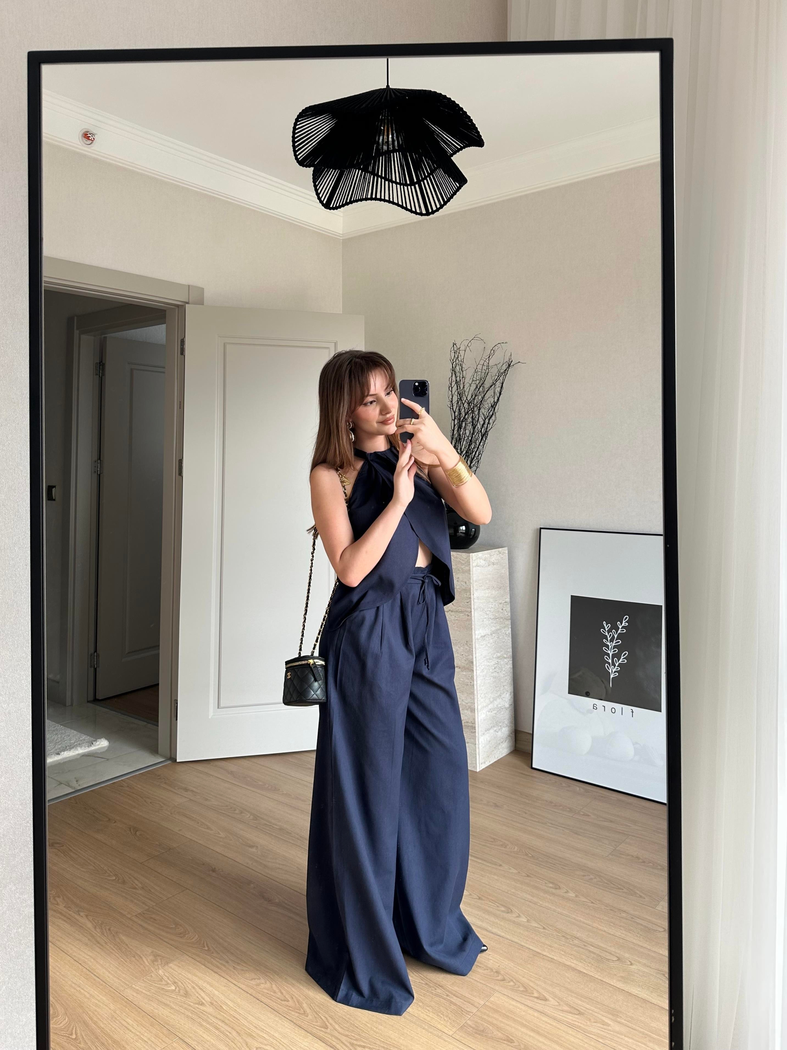 TAKIMECMEL BAŞARANHalter Yaka Kruvaze Bluz ve Pantalon Takım Lacivert