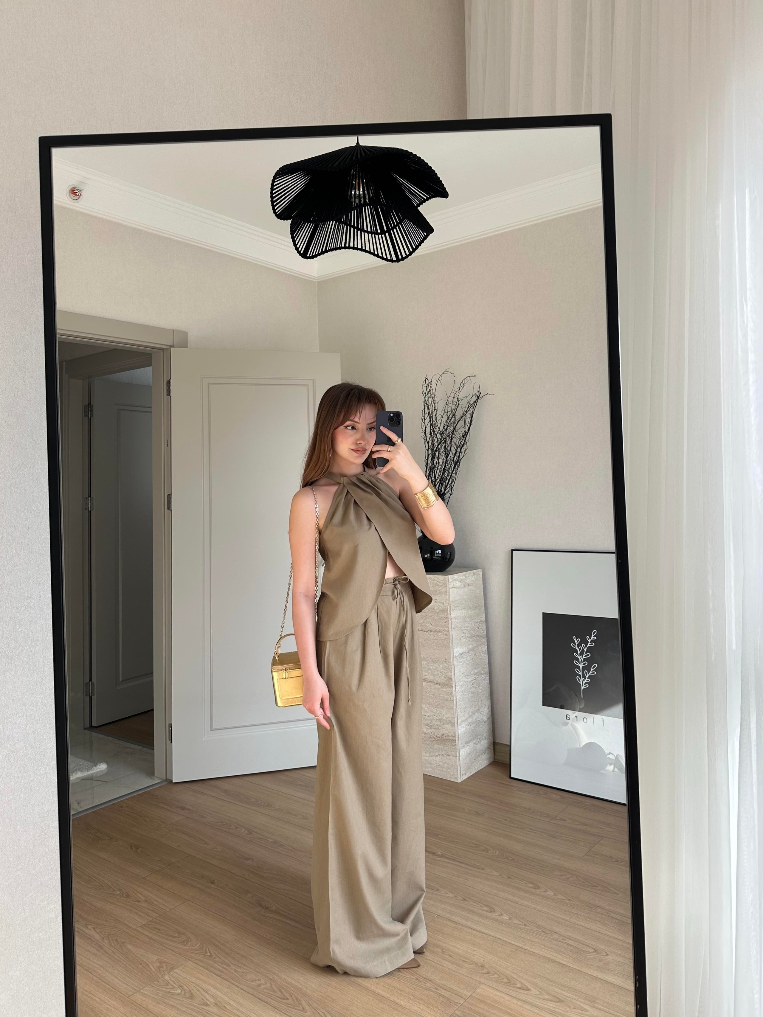 TAKIMECMEL BAŞARANHalter Yaka Kruvaze Bluz ve Pantalon Takım Kahverengi