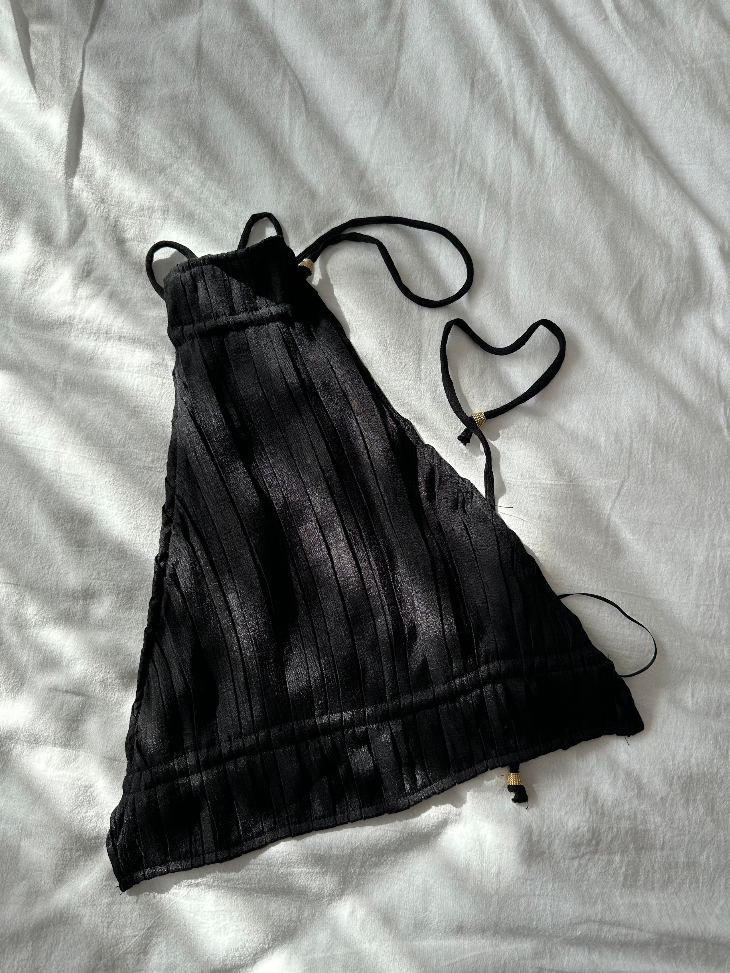 Halter Yaka Sırtı Bağlamalı Pileli Bluz Siyah
