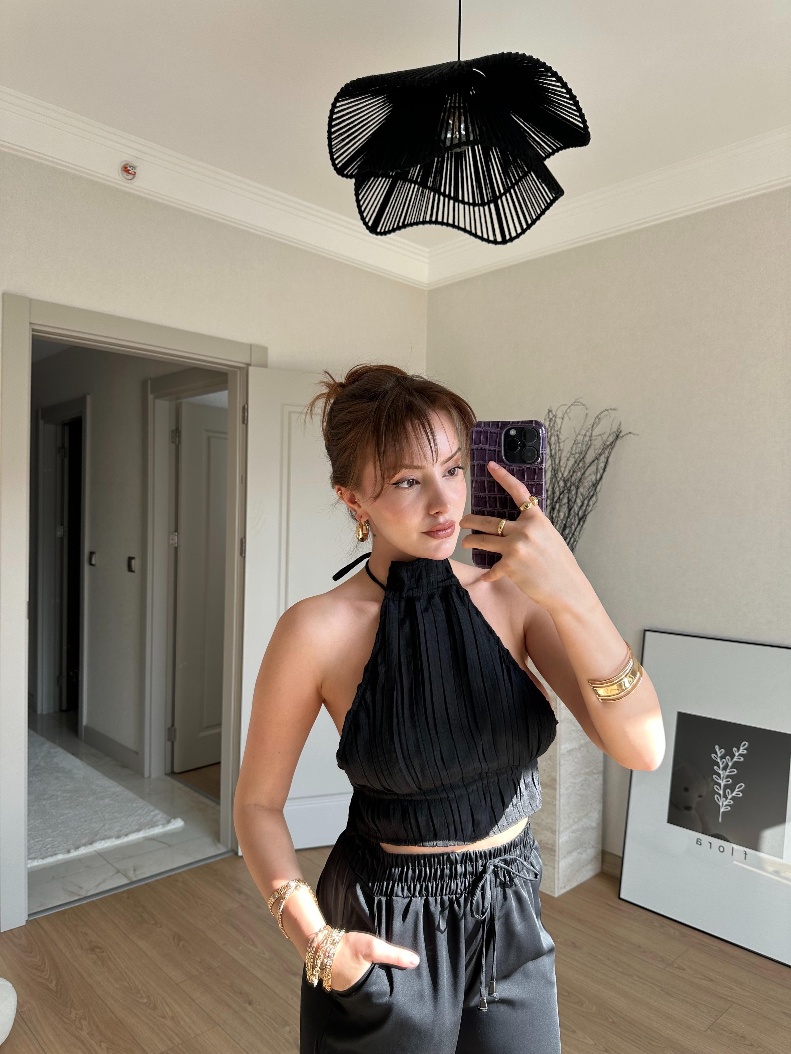 Halter Yaka Sırtı Bağlamalı Pileli Bluz Siyah