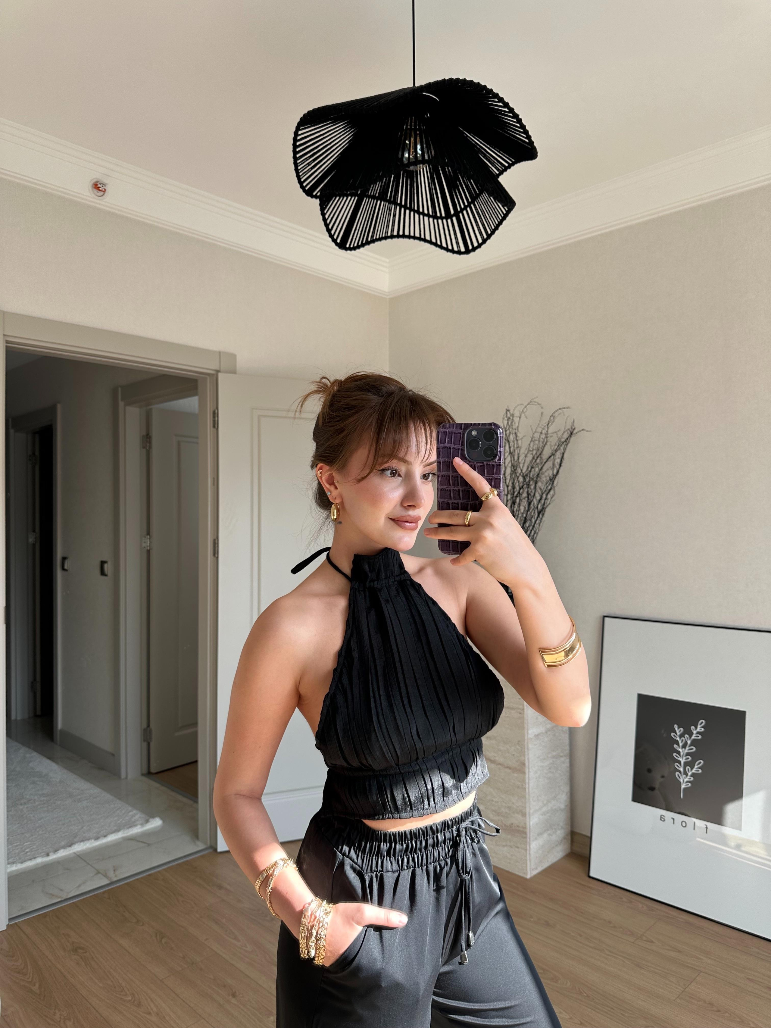Halter Yaka Sırtı Bağlamalı Pileli Bluz Siyah