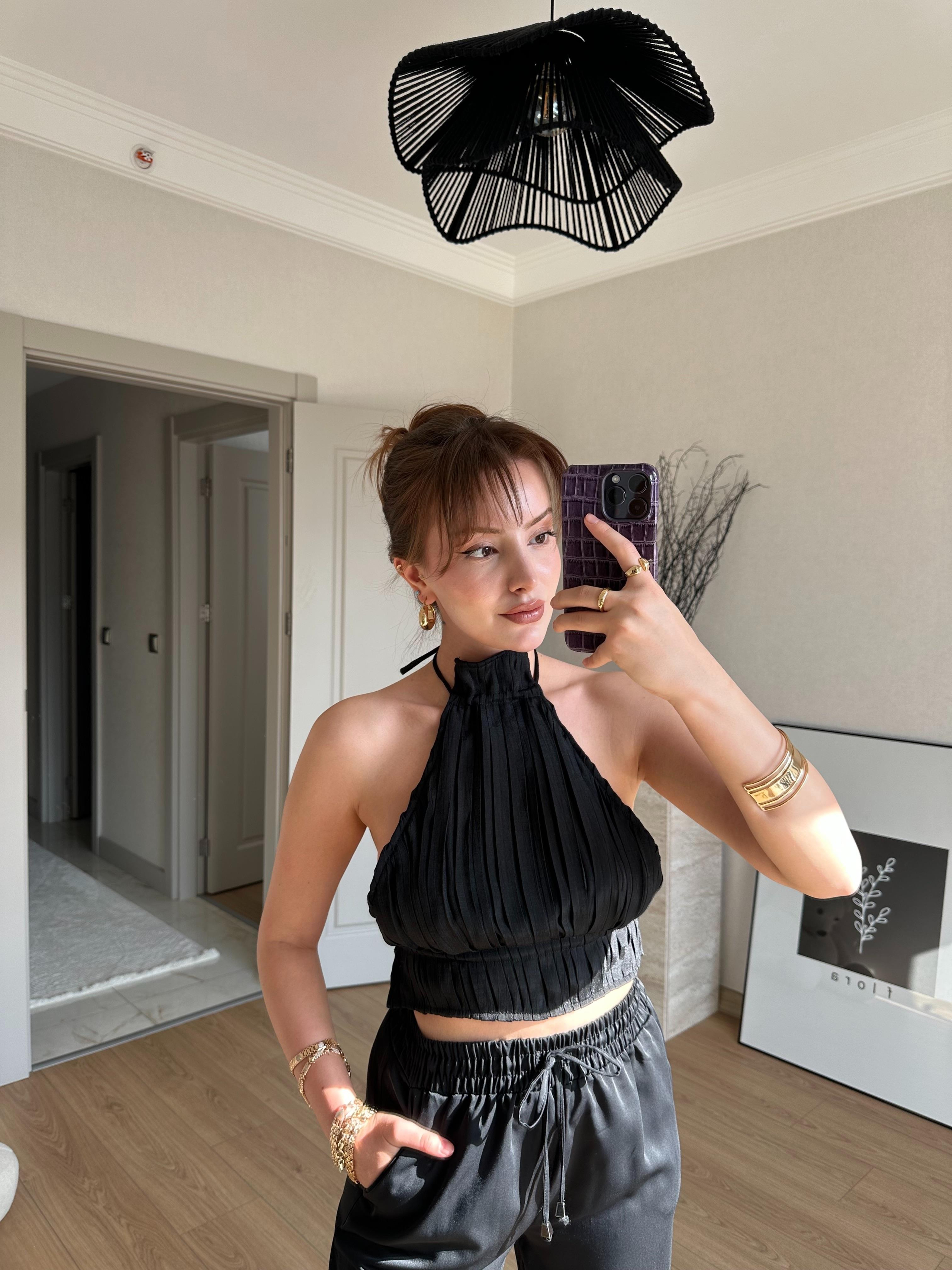 Halter Yaka Sırtı Bağlamalı Pileli Bluz Siyah