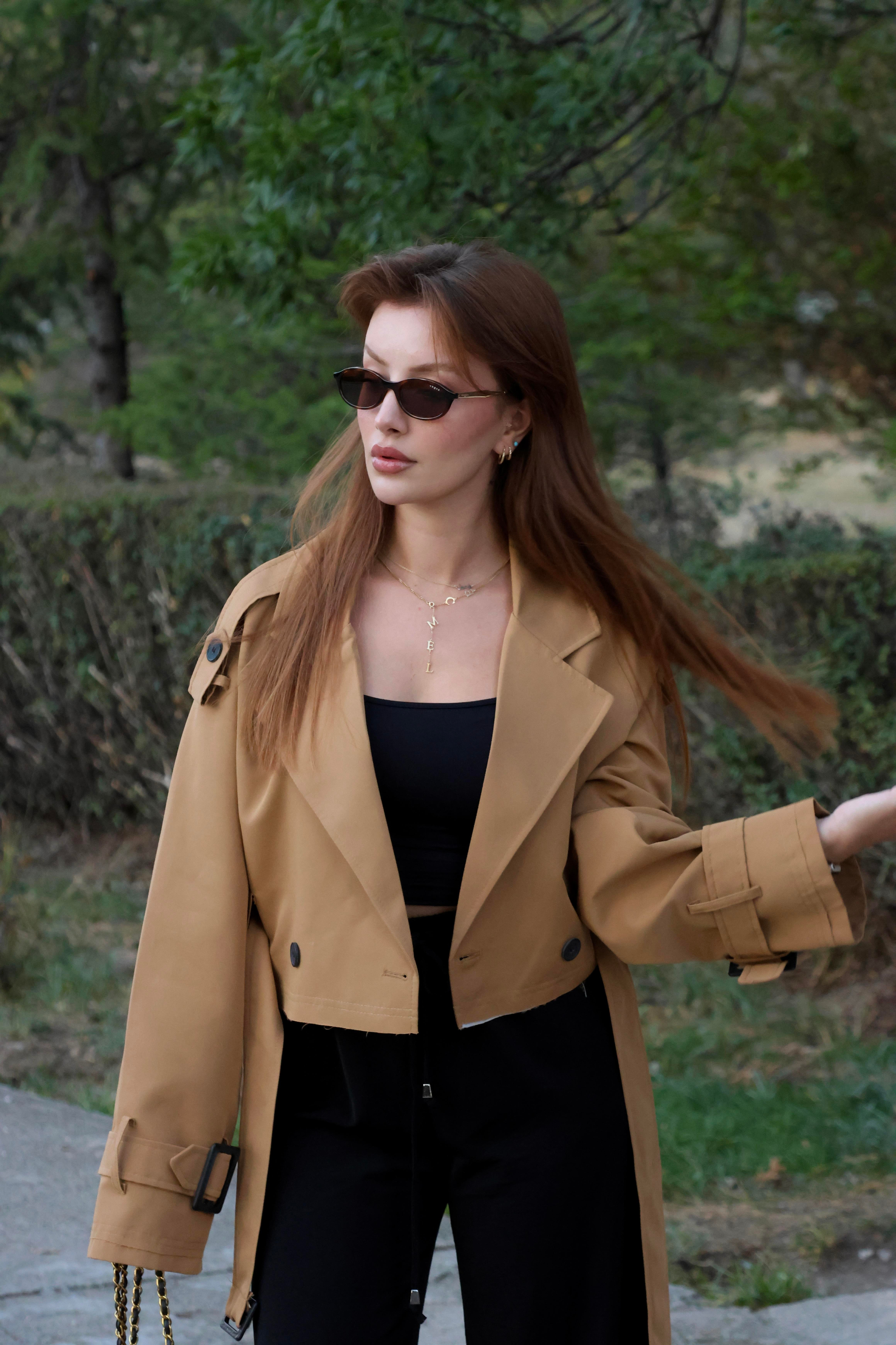 TRENÇKOTECMEL BAŞARANKEMER DETAYLI KISA KARAMEL TRENÇ