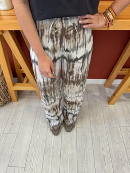 Bej Batik Desenli Tiril Pantolon