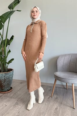 Yakası Biyeli Camel Triko Elbise