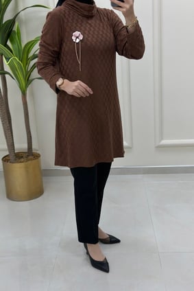 Tesettür TunikDama Desen Degaje Yaka Broşlu Triko Kadın Tunik Kahverengi QTN 2866