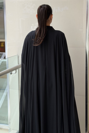 White Corner Yaka Ve Kol Çiçek Detaylı Abaya