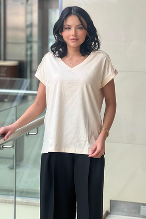On Fashion V Yaka Omuzu Taşlı Fırfır Detaylı Tshirt