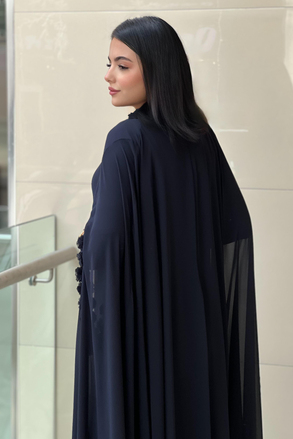 White Corner Yaka Ve Kol Çiçek Detaylı Abaya