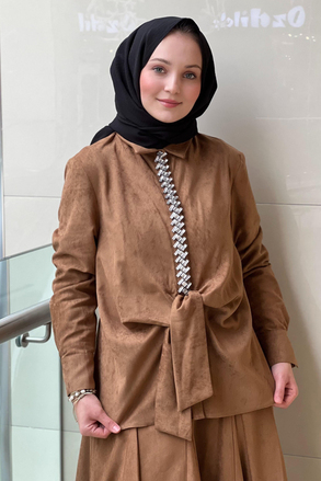 Ghisa Önü Taş İşli Bağ Modelli Nubuk Gömlek Etek Takım