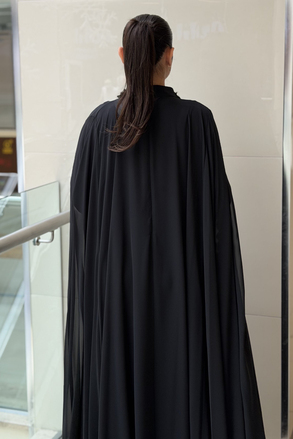 White Corner Yaka Ve Kol Çiçek Detaylı Abaya