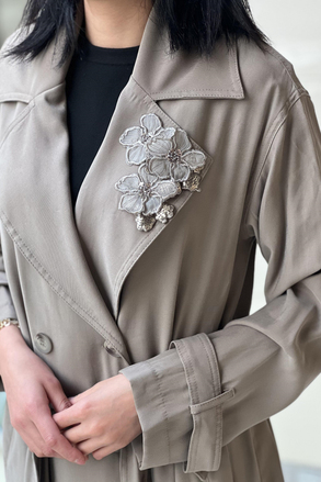 Nurcan Çetin Yakası İşli Kolları Apoletli Trenç Kap