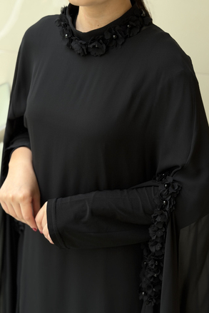 White Corner Yaka Ve Kol Çiçek Detaylı Abaya