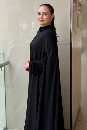 White Corner Yaka Ve Kol Çiçek Detaylı Abaya