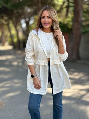 Bel Büzgülü Kapüşonlu Beyaz Yağmurluk