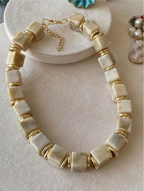 Gold Detaylı Küp Model Krem Vintage Kolye