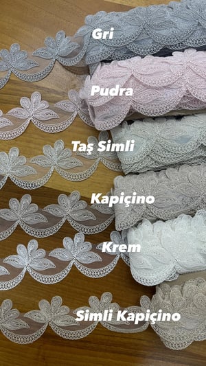 Simli Kapuçino Çiçek Desen Aplik Detaylı D2600 Desen Fransız Güpürü (Metre İle)