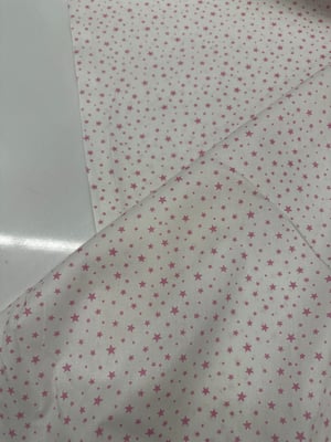 Zemin Beyaz İrili Ufaklı Yıldızlar D106 Desen Poplin Pembe