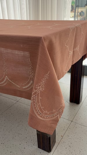 Side Nakışlı Leke Tutmaz Hazır Masa Örtüsü 140 X 240 Cm  Kiremit