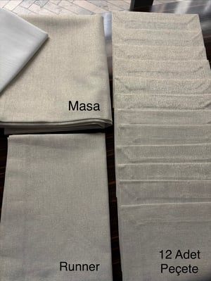 Gardenya Kumaş 12 Kişilik Masa, Peçete ve Runnerdan Oluşan Köşe Çevrili Servis Takımı Altın Bej
