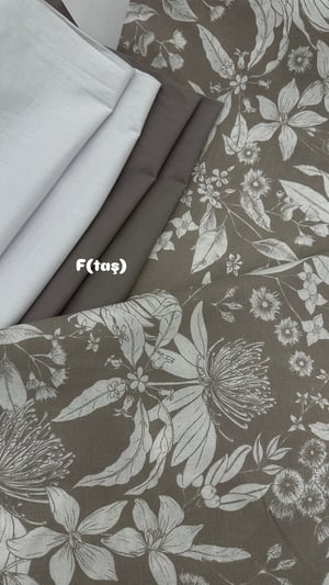 İri Çiçekler Desen Akfil Kumaş D80850 Taş Rengi Beyaz
