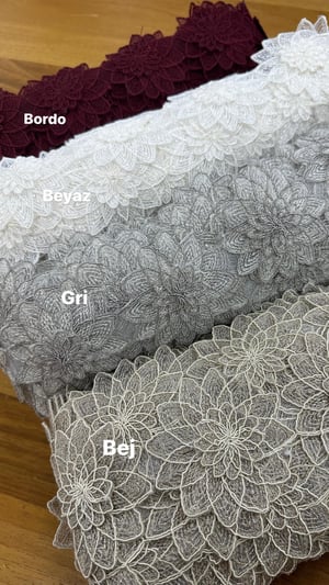 Bej Üç Boyutlu Yıldız Çiçek D1000 Desen Fransız Güpürü (1 top)