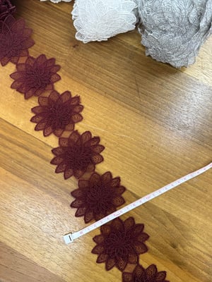Bordo Üç Boyutlu Yıldız Çiçek D1000 Desen Fransız Güpürü (1 top)