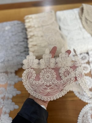 Asansör Desen Aplik Detaylı D2500 Desen Fransız Güpürü (Metre İle) Kapuçino