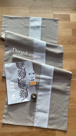 DK 133 Sarmal Desen Şablon ve İp Dahil Etamin Bordür Detaylı Puanlı Sayılabilir Çuval Kumaş Runner Set