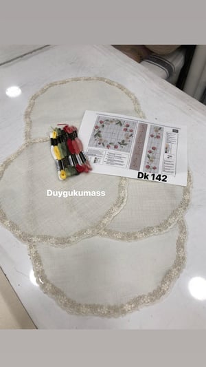 DK 142 Nolu Çiçekli Çelenk Desenli Şablon, İpler Dahil Fransız Güpür Detaylı Üçlü Oda Seti