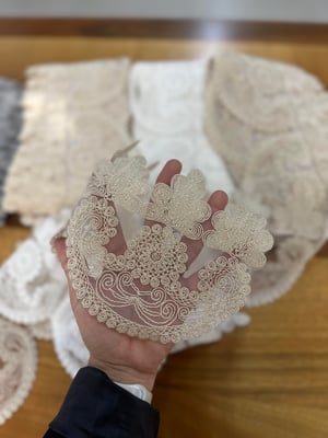 Sedefli Kapuçino Asansör Desen Aplik Detaylı D2500 Desen Fransız Güpürü (Metre İle)