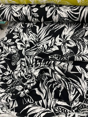 Zemin Beyaz Floral Desenli Çift En Viskon D2590 Siyah
