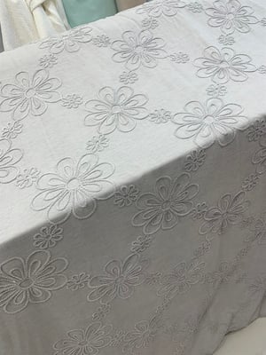 Gri Serpme Papatya Desen Kadife Nakış Detaylı Hera Pike