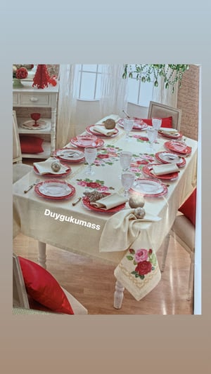 Güllü Masa Örtüsü Seti Linen Kumaş 12 Kişilik Masa, Peçeteler,  Kanaviçe Sayı 55 Dergi ve ipler  Dahil Köşe Çevrili Servis Takımı
